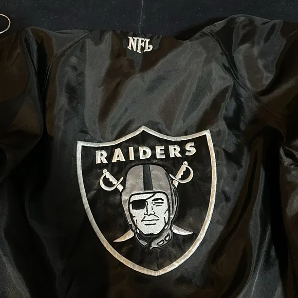Reversible official NFL Raiders jacket - Picture 4 of 8